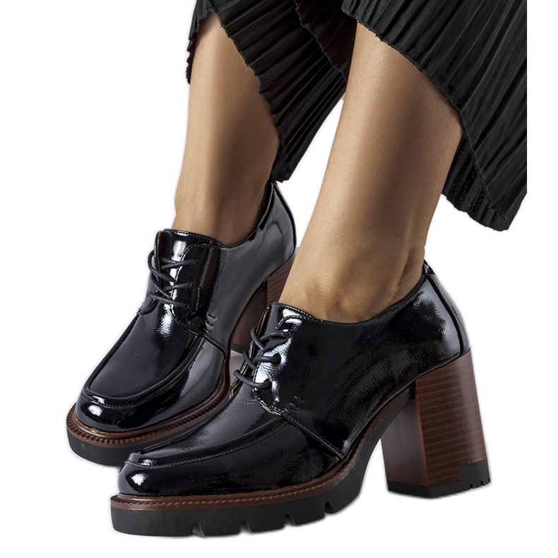 Svarta lackskor med hög klack från Vinceza