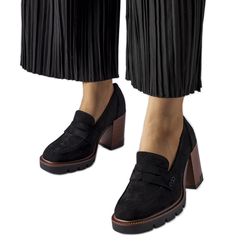 Svarta pumps med läderinlägg från Vinceza