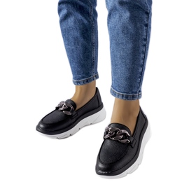 Svarta loafers med en Vinceza-kedja