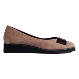 Mörkbeige pumps i mocka med låg wedge från Shelovet