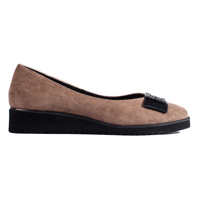 Mörkbeige pumps i mocka med låg wedge från Shelovet