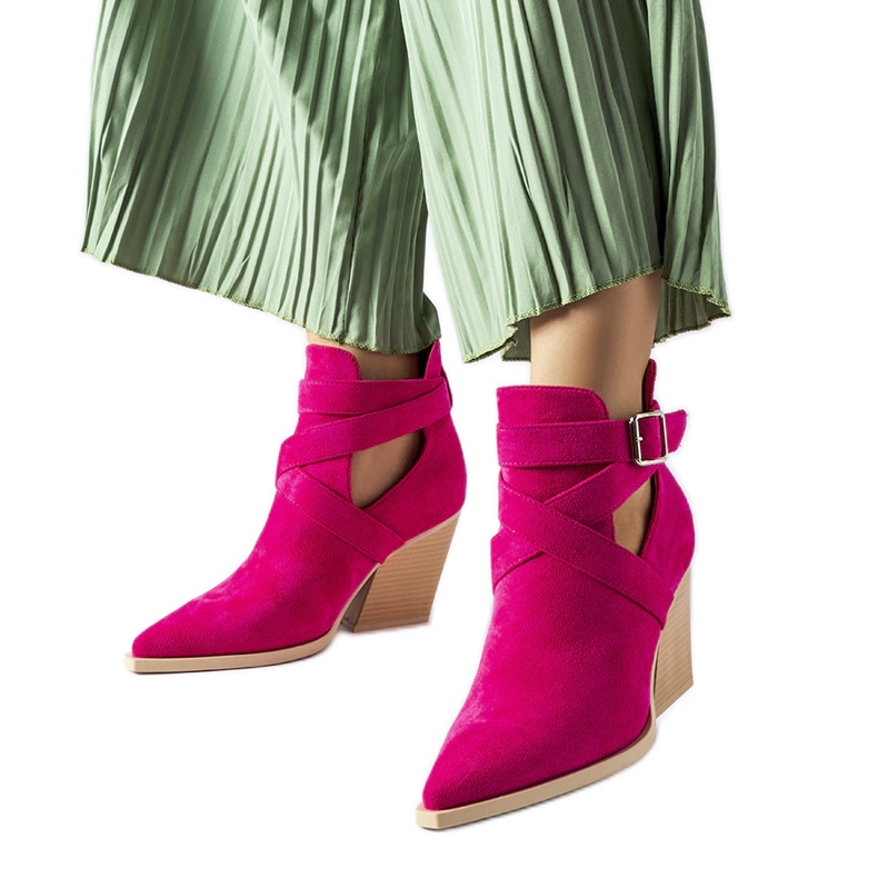 Rosa cowboystövlar dekorerade med Duclos-utskärningar