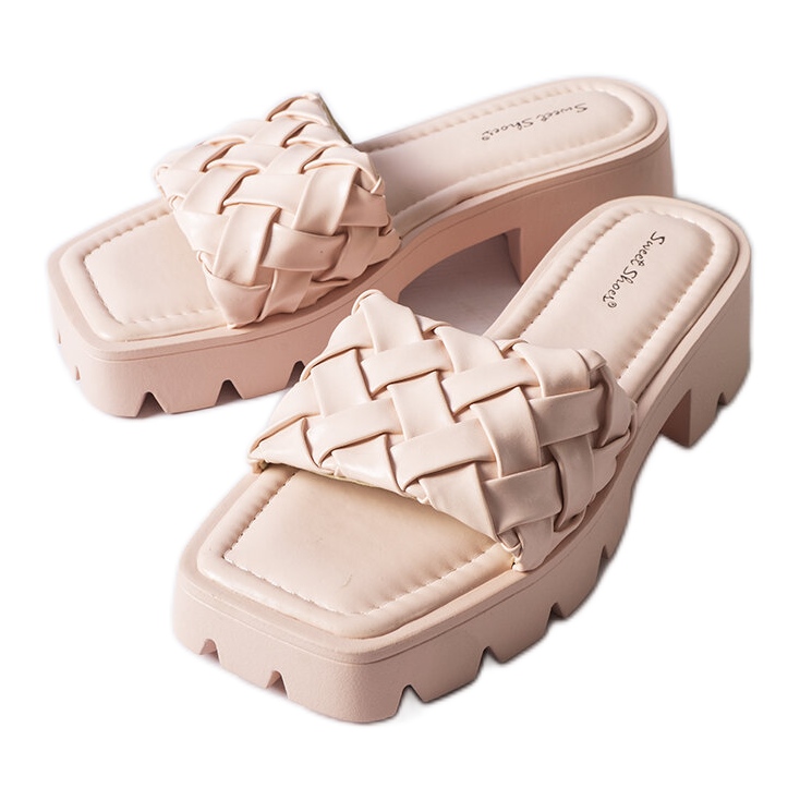 Rosa flip-flops med Lora traktorsula