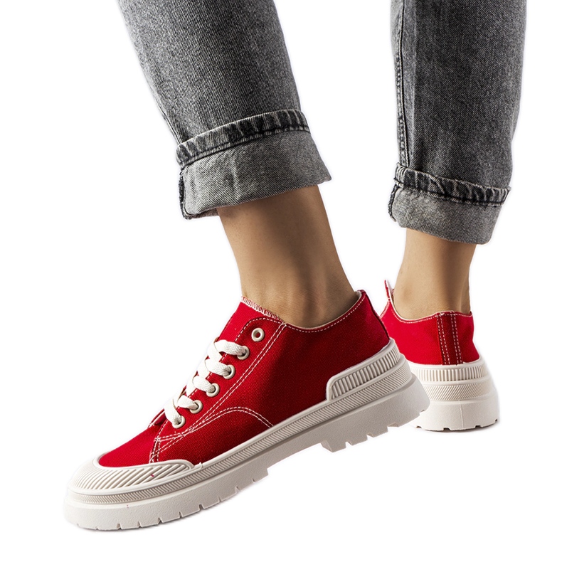 Röda sneakers i tyg från Nassar