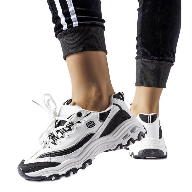 Vita och svarta sportsneakers från Kouri