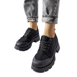 Svarta skor med massiv Pointe-sula