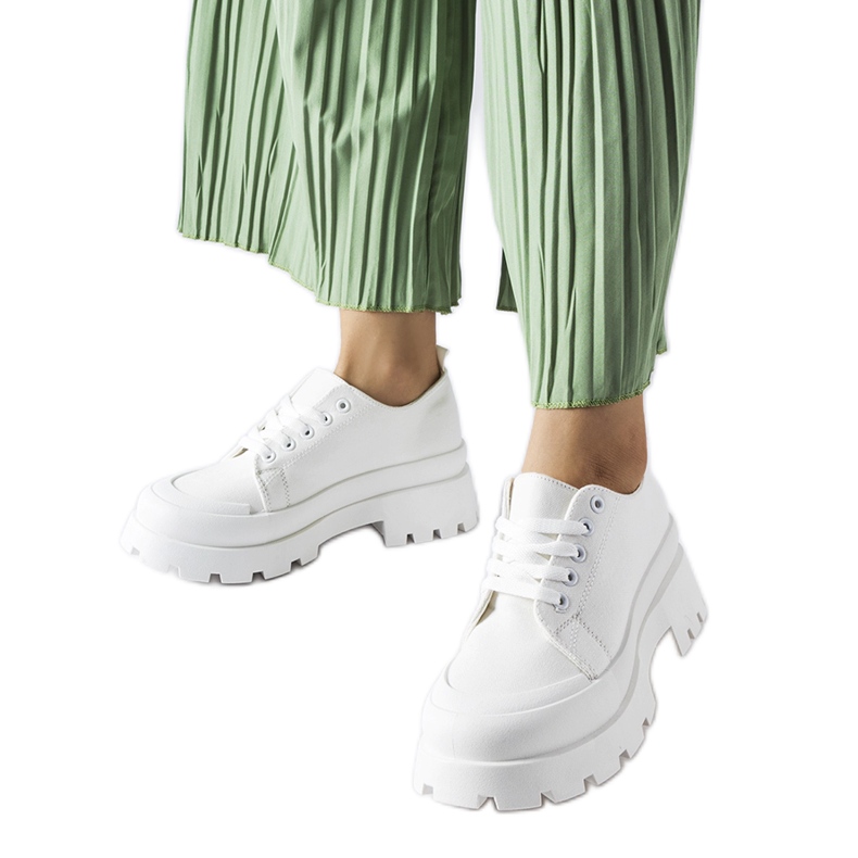 Vita skor med massiv Pointe-sula