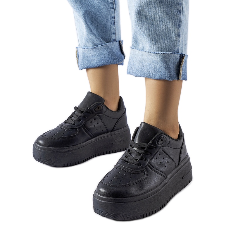 Svarta sneakers på Kassab-plattformen