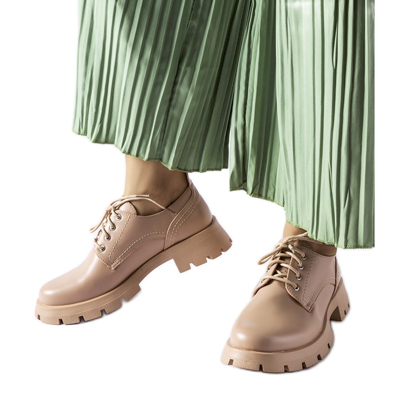 Beige skor med matt Charleston-finish