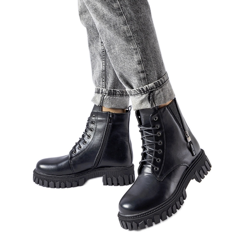 Svarta ankelboots med snörning med Latsch-rhinestones