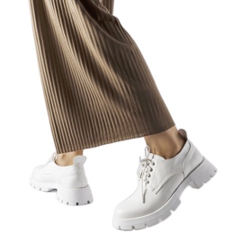 Vita skor med matt Charleston-finish