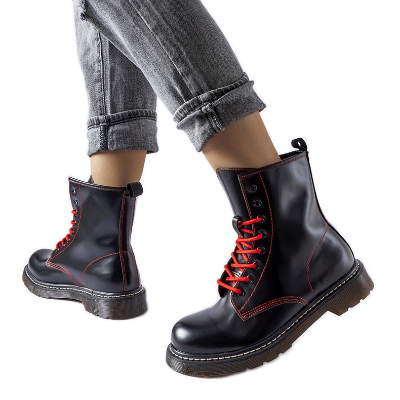 Inna Svarta stövlar dekorerade med röd Rocco-tråd