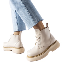 Beiga arbetarstövlar på en tjock Sacco-plattform beige