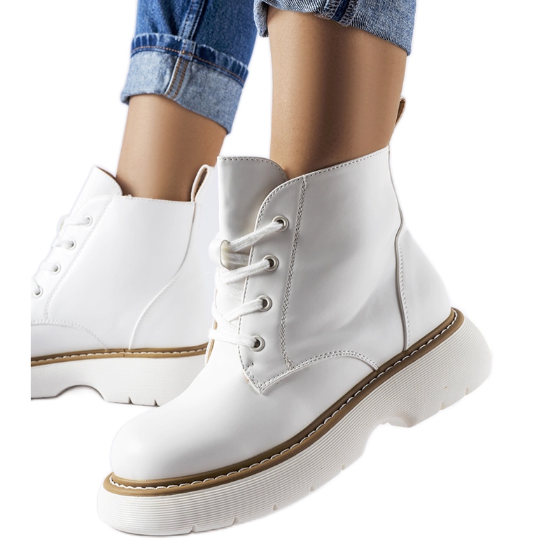 Vita arbetarskor på en tjock Sacco-plattform