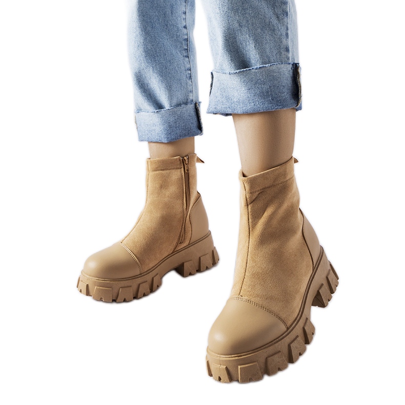 Beige arbetare i ekomocka med Milo-slitbana