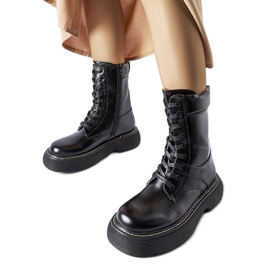 Svarta isolerade arbetarstövlar på Davi-plattformen