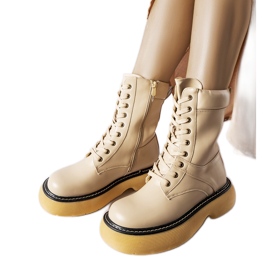 Beige isolerade arbetarstövlar på Davi-plattformen