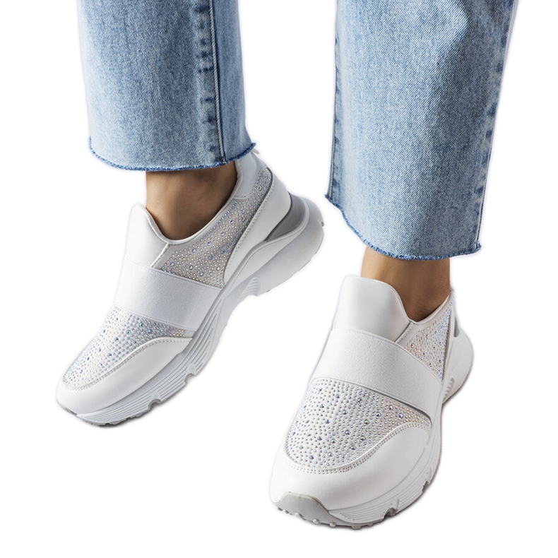 Vita sneakers med silverdekorationer från Milea