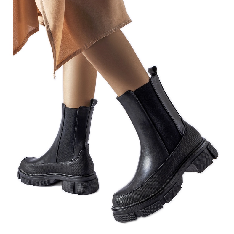 Svarta stövletter med elastisk ovandel från Faisal