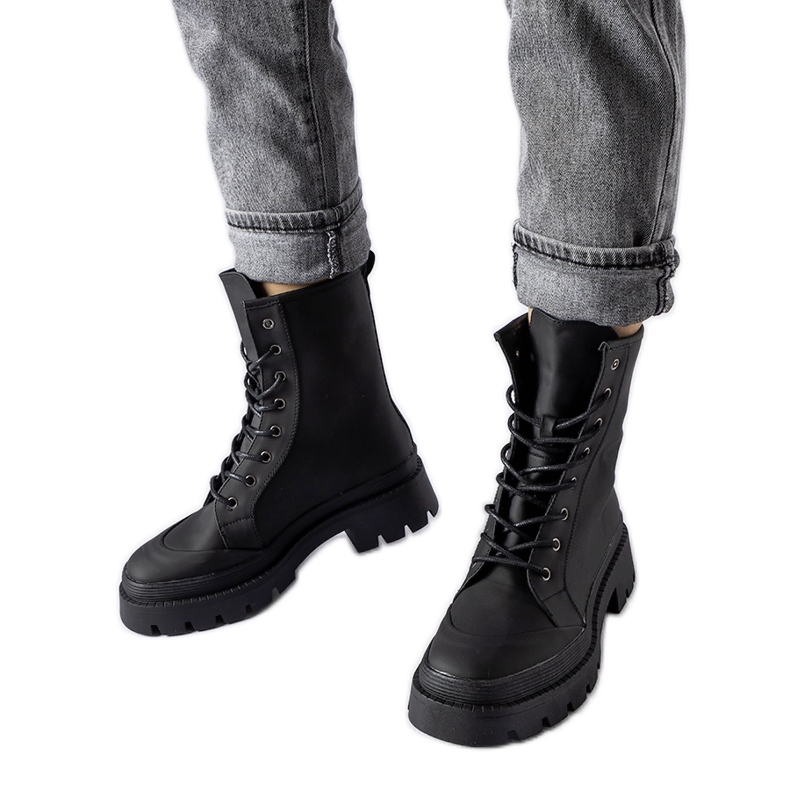 Inna Svarta sneakers med matt Thiery-finish