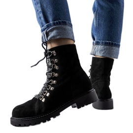 Hayed svarta stövlar i ekomocka