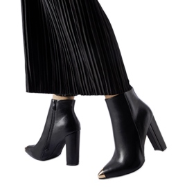 Svarta stövlar med metalltå Sacra