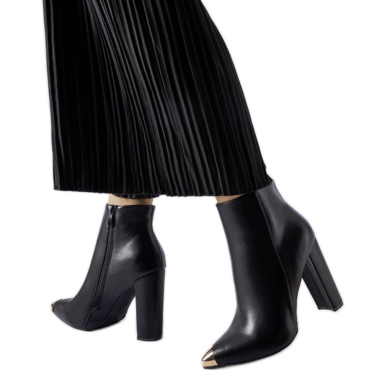 Svarta stövlar med metalltå Sacra