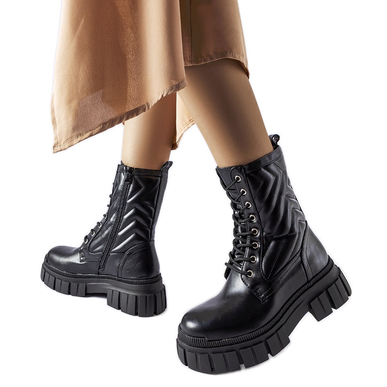 Svarta arbetarstövlar dekorerade med Fiacre-quiltning