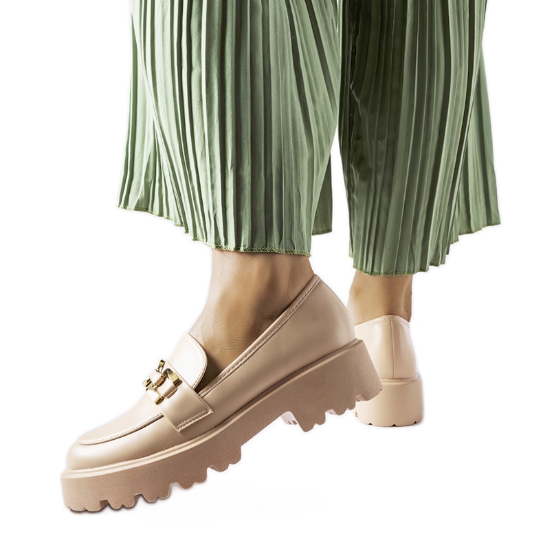 Inna Beige dammockasiner dekorerade med ett Piazzo-spänne