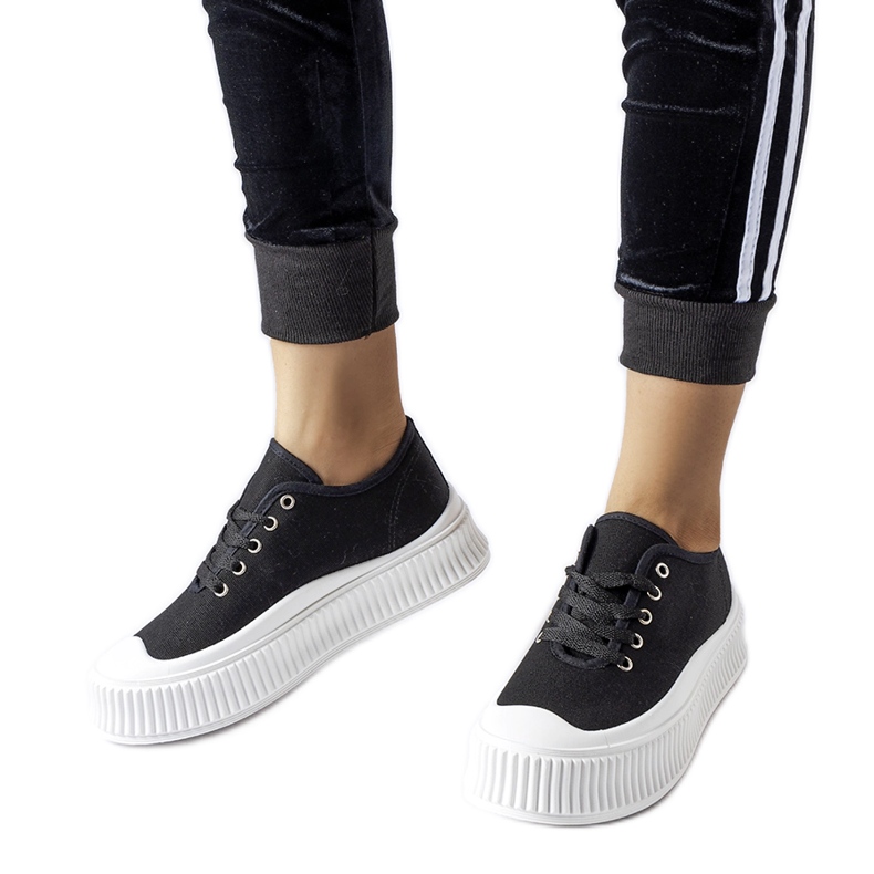 Svarta sneakers på en tjock vit Rina-plattform