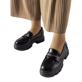 Fuori svarta mockasiner med synlig slitbana