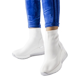 Sneakers i vitt tyg med Casgio-kil