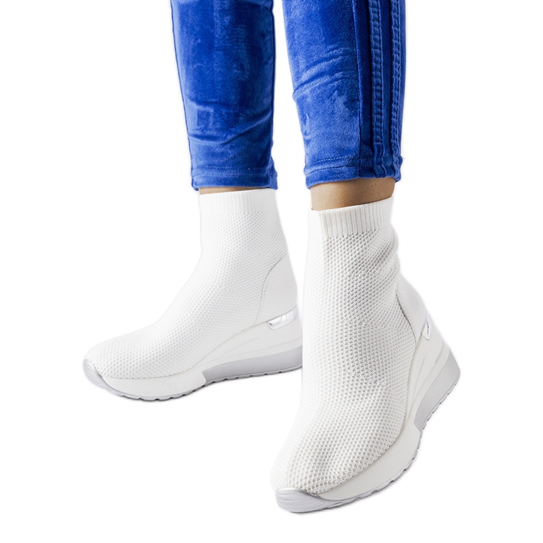 Sneakers i vitt tyg med Casgio-kil