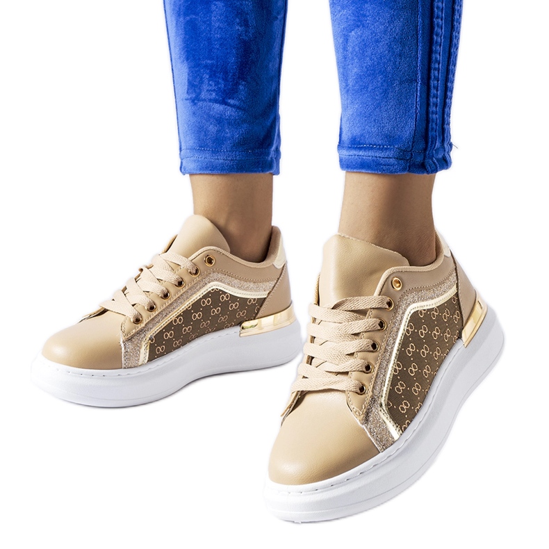 Beige skor dekorerade med glitter på Leo-plattformen