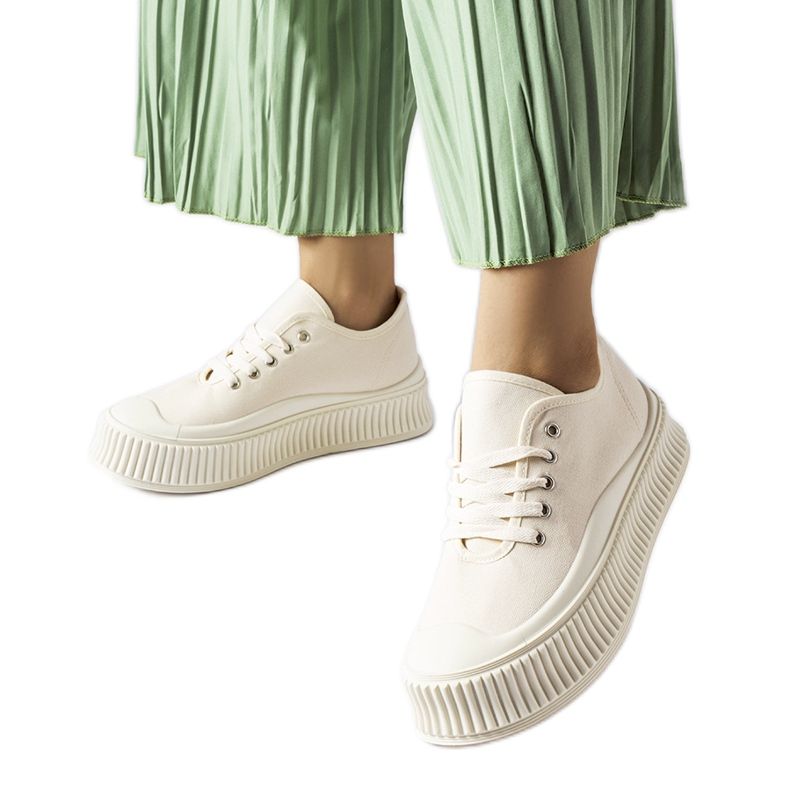 Beige sneakers på en tjock Rina-plattform