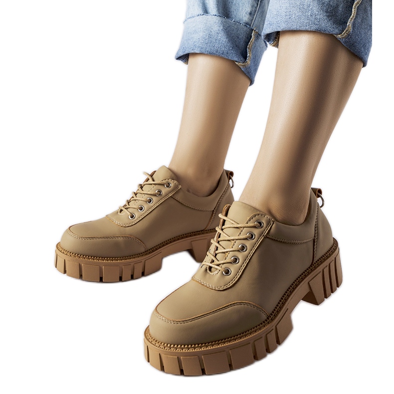 Bruna skor med matt finish från Severino beige