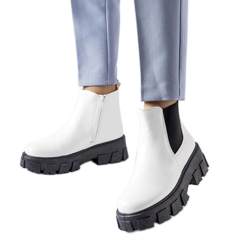 Massiva vita och svarta Petronio stövlar