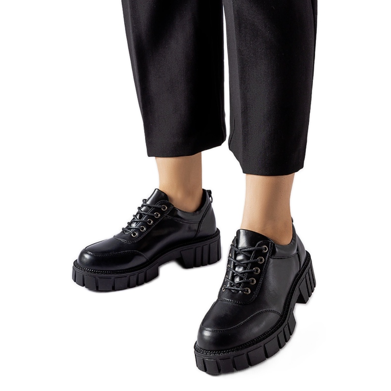 Svarta massiva klassiska Severino-skor