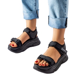 Svarta sportsandaler på Tampa-plattformen