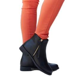 Paien svarta isolerade platta ankelstövlar