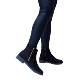 Svarta isolerade stövlar i eko-mocka från Paien