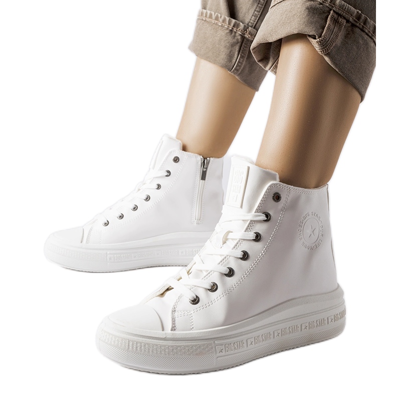 Vita isolerade sneakers Big Star MM274021