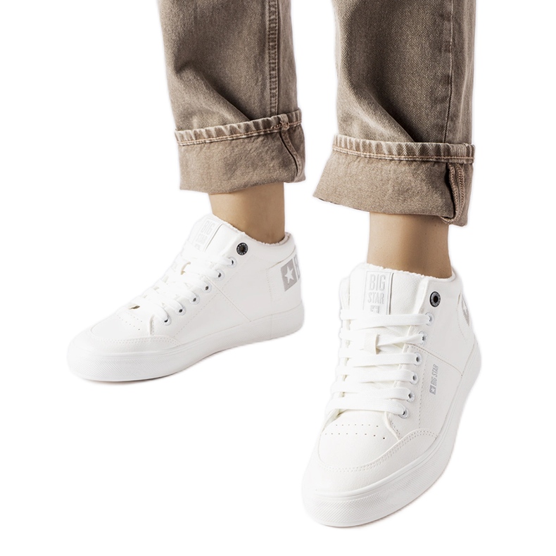 Vita isolerade sneakers Big Star EE274352