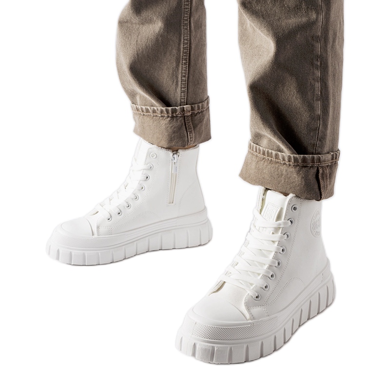 Vita isolerade sneakers Big Star MM274624