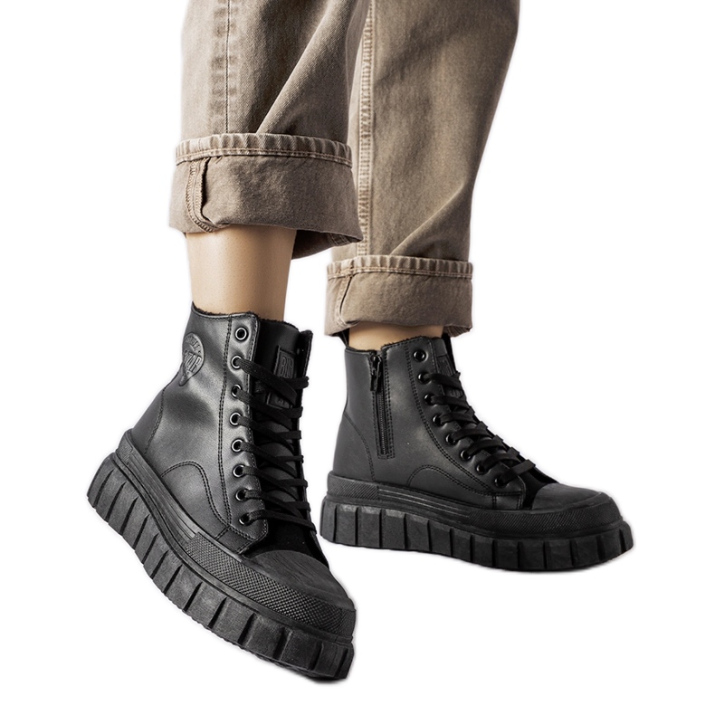 Svarta isolerade sneakers Big Star MM274625