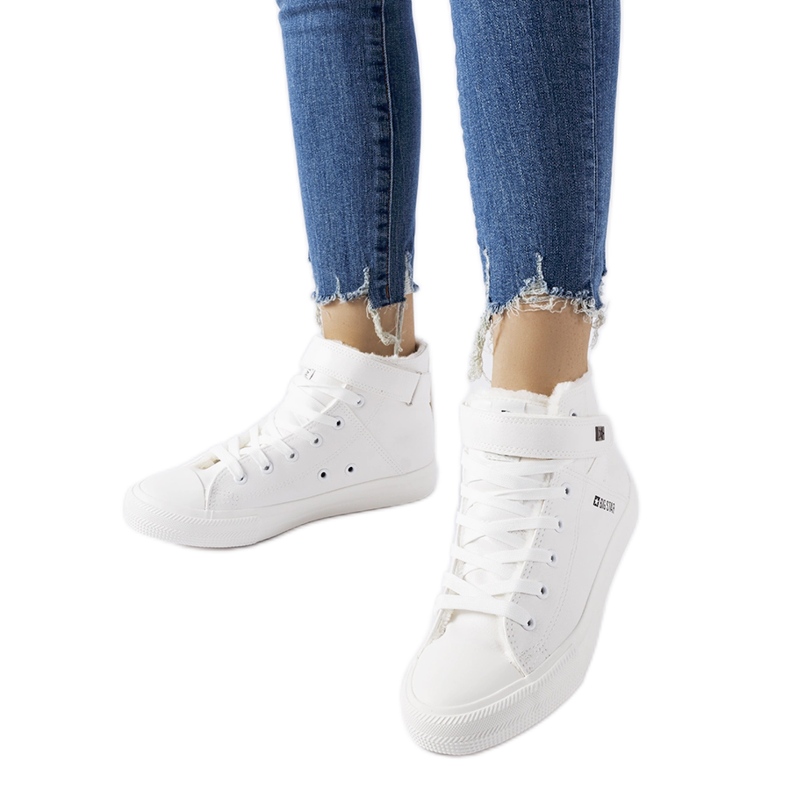 Vita isolerade sneakers Big Star V274541F