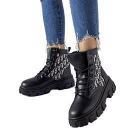 Svarta stövlar med dekorativa Madelene-inskriptioner