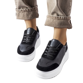 Svarta sneakers på en tjock Seluci-plattform