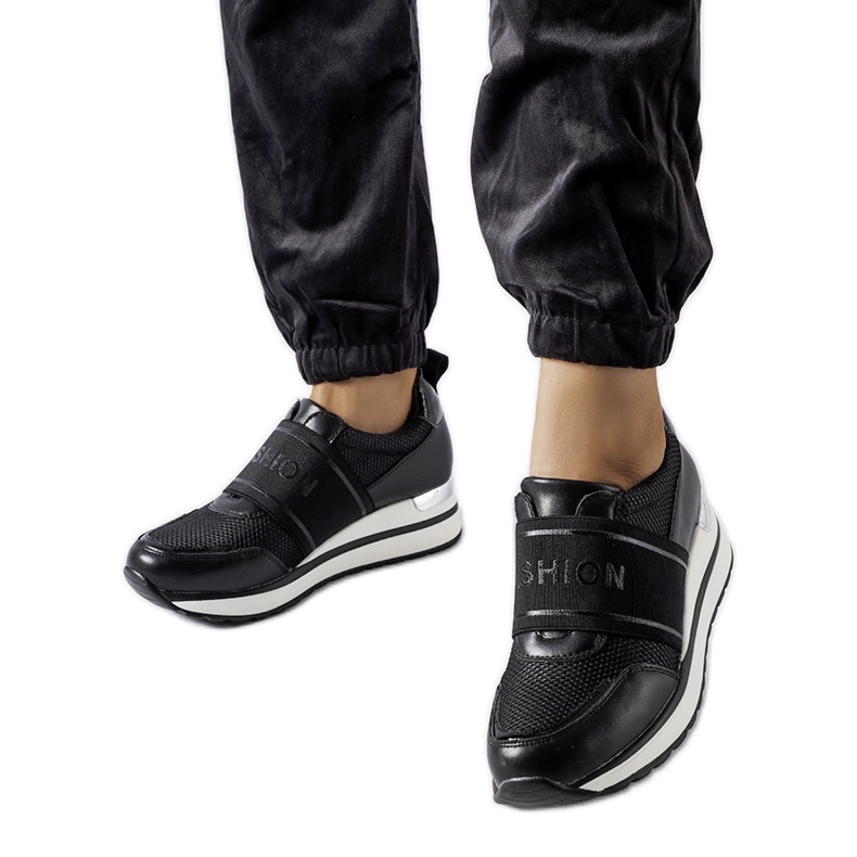 Svarta sneakers med Andre dekoration i silver