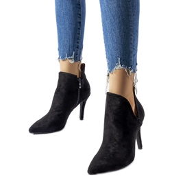 Svarta eleganta stövletter från Ormazd